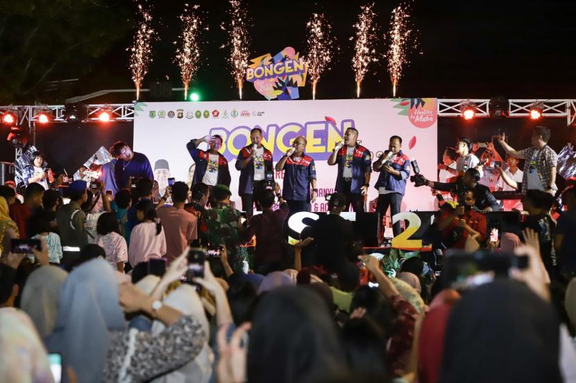 Festival Bongen Tahun 2022 membuat ribuan masyarakat Kabupaten Musi Banyuasin tumpah ruah penuhi Jalan Kolonel Wahid Udin Sekayu (depan Rumah Dinas Bupati Muba), Sabtu (24/9/2022) malam.