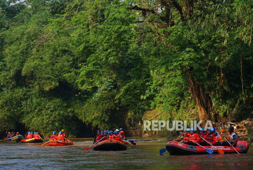 Festival Ciliwung 2025 ditandai dengan berbagai kegiatan bersih lingkungan, komitmen hijau dan final kompetisi arung jeram (rafting competition) di Sungai Ciliwung, Depok, Ahad (10/8/2025).