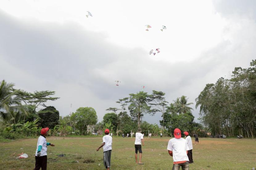 Festival dan lomba layang-layang di Lapangan Desa Jiput, Kecamatan Jiput, Kabupaten Pandeglang, Banten.