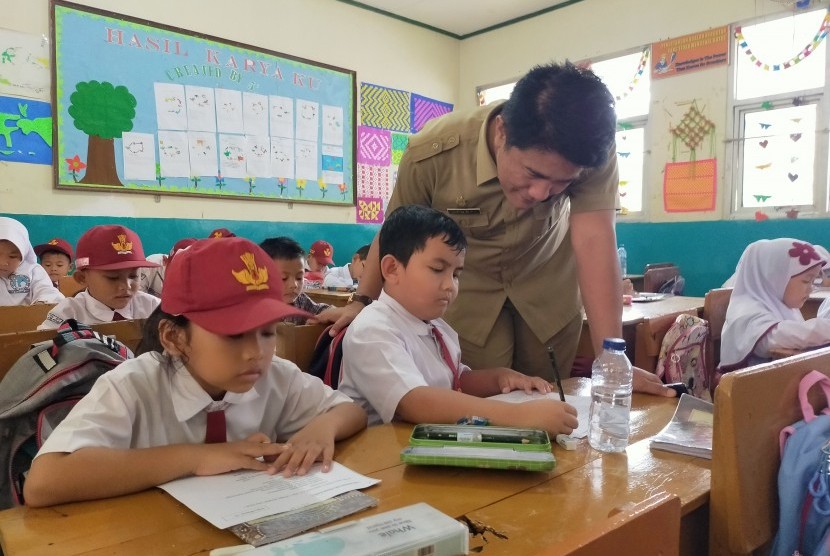 Festival dan Lomba Seni Siswa Nasional (FLS2N) dan Pentas PAI (Pendidikan Agama Islam) Tingkat Kecamatan Parung resmi dibuka Camat Kecamatan Parung, Yudi Santosa, Selasa, (11/2).