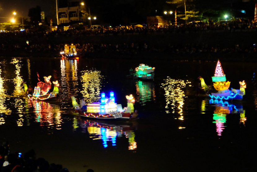 Festival di Banjir Kanal Barat Semarang.
