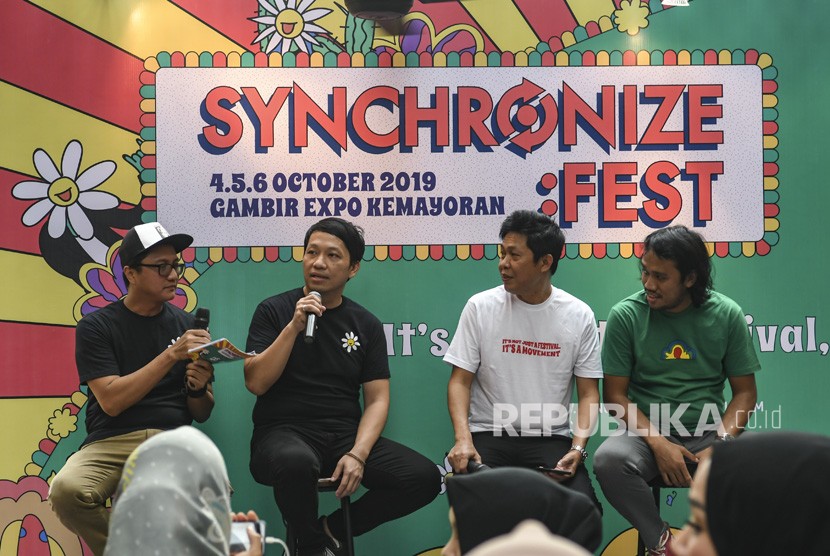 Festival Director Synchronize Fest 2019 David Karto (kedua kiri), Production Director Kohen (ketiga kiri), Program Director Kiri Ucup (kanan) dan Moderator Wendi Putranto (kiri) memberi keterangan pada jumpa pers jelang Synchronize 2019 di Jakarta, Rabu (25/9/2019). 