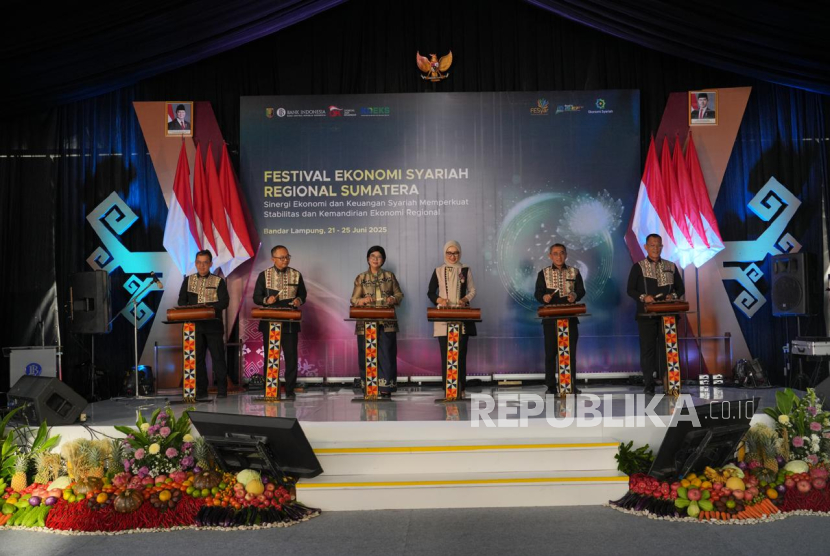Festival Ekonomi Syariah (FESyar) Sumatera 2025 resmi ditutup di Lampung City Mall, Kota Bandar Lampung, Provinsi Lampung, Rabu (25/6/2025). 