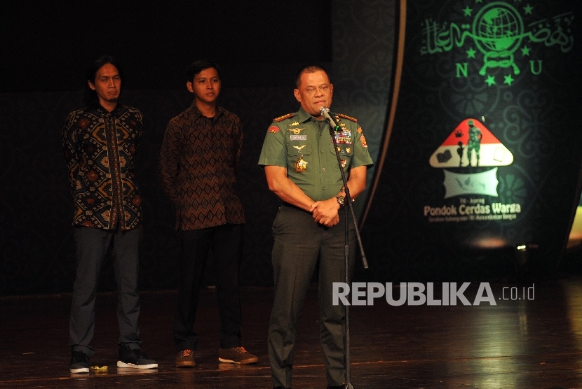 FESTIVAL FILM NUSANTARA. Panglima TNI Gatot Nurmayanto (ketiga kanan) memberikan sambutan pada malam penganugerahaan Festival Film Nusantara di Taman Ismail Marzuki, Cikini, Jakarta Pusat, Selasa (10/10).