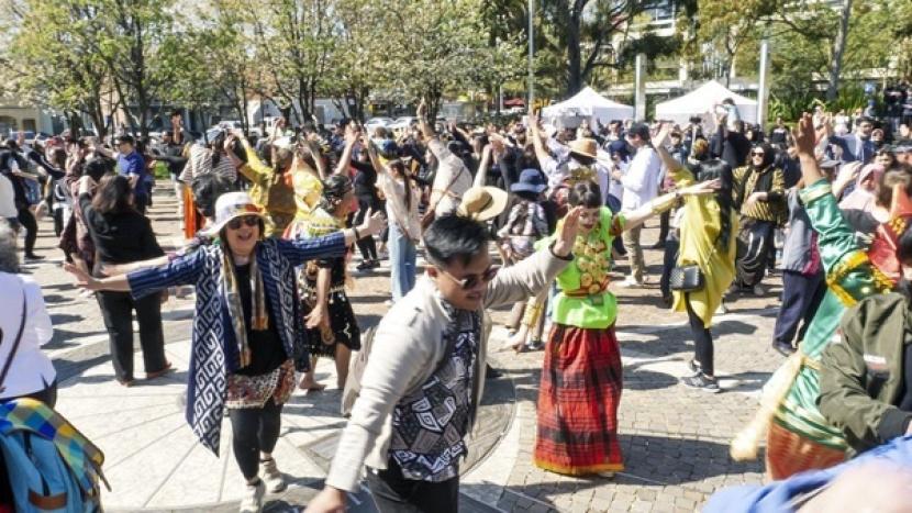 Festival Indonesia di Melbourne, Australia dihadiri WNI dan warga Melbourne di Melbourne menarikan tarian Maumere pada 2022 