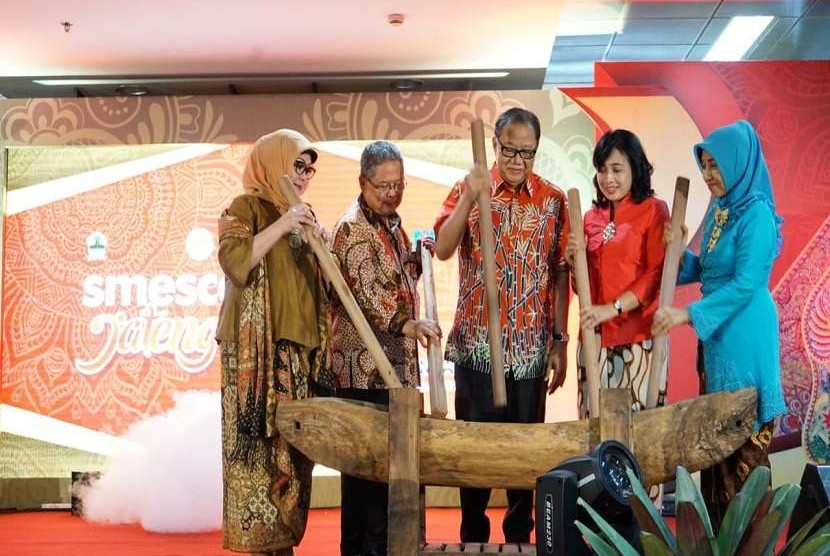Festival Jateng ini dibuka oleh Wakil Gubernur Jawa Tengah Heru Sujadmoko (kedua dari kiri), dengan dihadiri di antaranya Menteri Koperasi dan UKM Puspayoga, dan Direktur Utama LLP-KUKM Emilia Suhaimi.