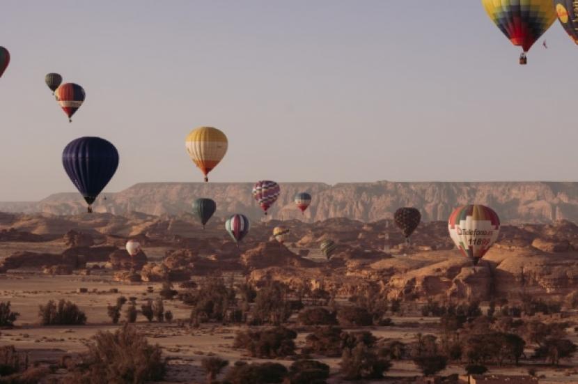 Festival langit AlUla Moments yang bekerja sama dengan SAHAB (Federasi Balon Arab Saudi) telah memecahkan gelar Guinness World Records untuk Pertunjukan Cahaya Balon Udara Panas Terbesar di Dunia. Mengunjungi Kota Kuno AlUla di Arab Saudi, Apa Saja yang Bisa Dilakukan?