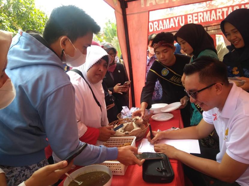 Festival Makanan Rakyat yang digelar Pemkab Indramayu bersama Bank  bjb di halaman Pendopo Indramayu diserbu pembeli, Rabu (17/8/2022).