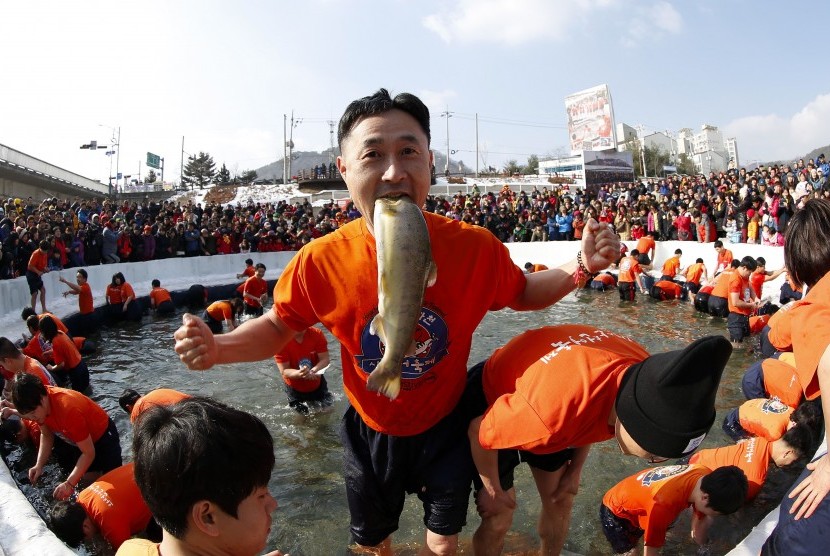Festival memancing ikan pada musim dingin atau Hwacheon Sancheoneo Ice Festival 