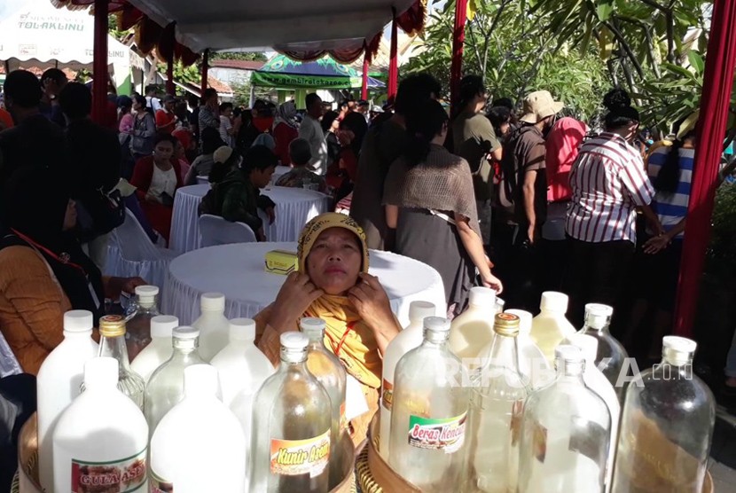 Festival Minum Jamu di Plaza Pasar Ngadem Kota Yogyakarta, Sabtu (17/2) sore.  Sebanyak 2.500 gelas jamu, dengan 18 jenis jamu dari 55 produsen jamu diberikan cuma-cuma kepada pengunjung.