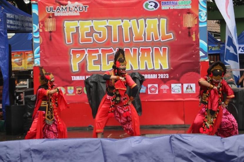 Festival Pecinan digelar di Lapangan Kebumen, Kota Cirebon, Jawa Barat, Jumat (3/2/2023).