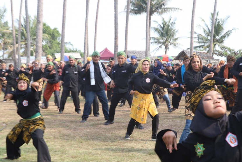 Festival Silat Kaserangan yang digelar Pemerintah Kabupaten (Pemkab) Serang di Pantai Pal Anyer, Kamis (18/7).
