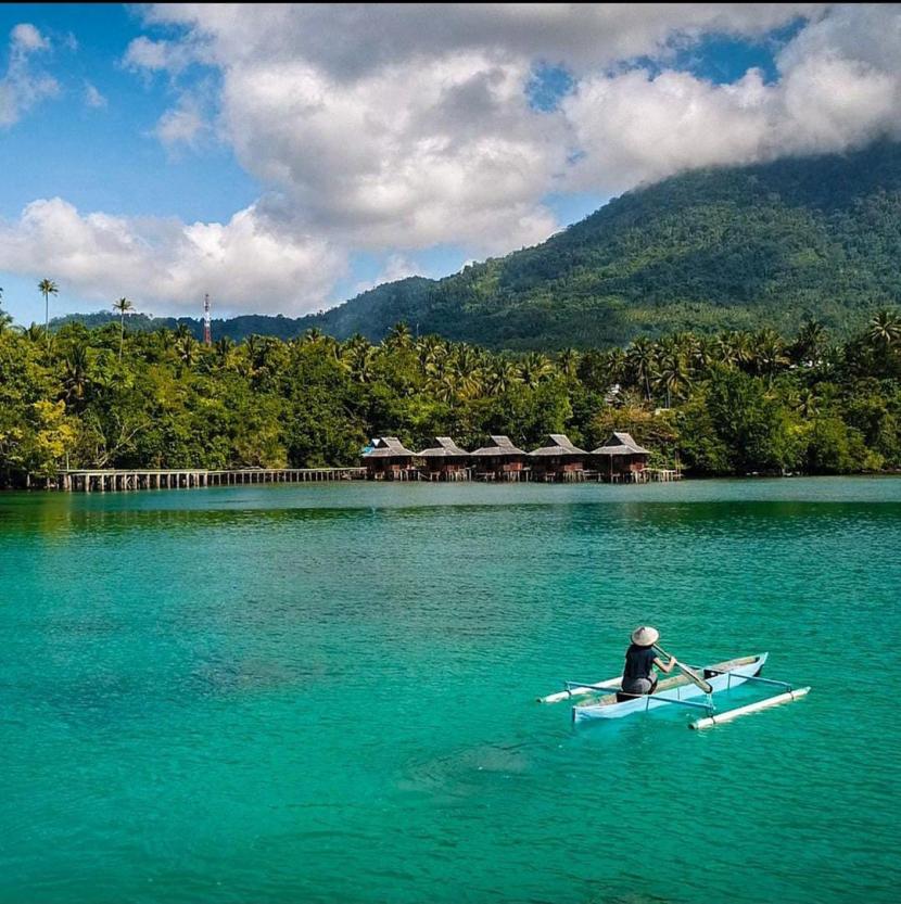 Festival Teluk Jailolo (FTJ). Pemerintah Kabupaten (Pemkab) Halmahera Barat (Halbar), Maluku Utara, fokus membenahi berbagai infrastruktur wisata dan jaringan komunikasi.