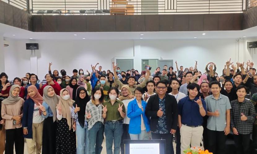 Festival TIK menjadi pesta edukasi persembahan Relawan TIK bersama mitra kolaborasi bagi masyarakat yang disajikan dengan puluhan workshop tematik penunjang untuk meningkatkan kemampuan digital.