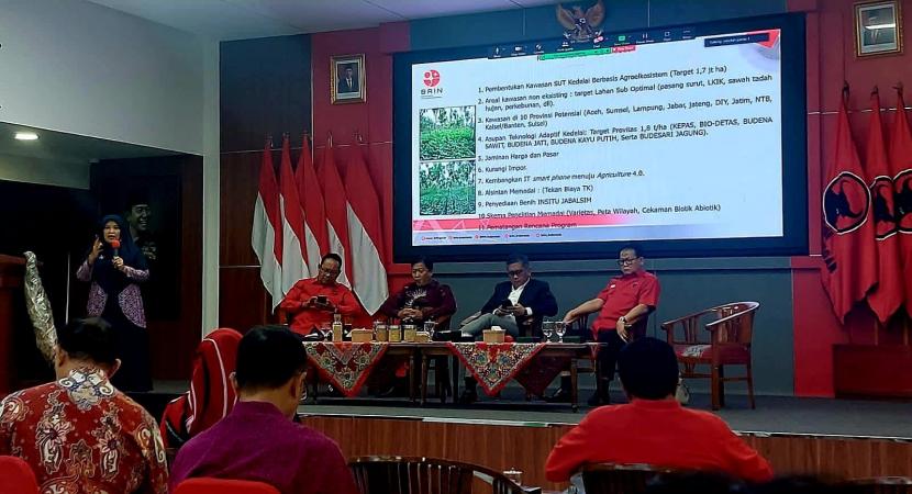 FGD Membangun Hegemoni Pangan dengan Tema Swasembada Kedelai yang diadakan secara hybrid dan diikuti oleh ratusan kader. Acara dilaksanakan secara luring di Sekolah Partai PDIP di Jalan Lenteng Agung, Jakarta Selatan, dan daring pada Rabu (19/10/2022). 
