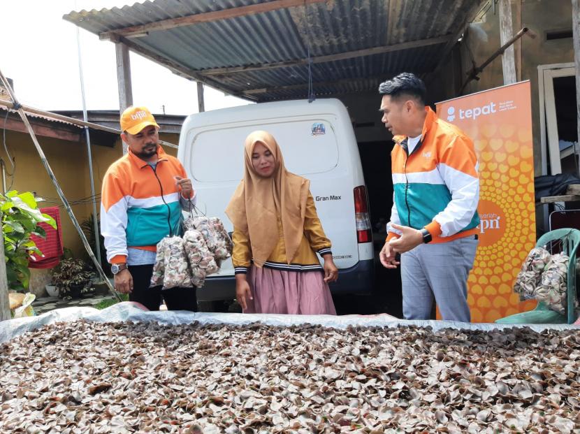Fifi Oktaviani (32 tahun) mampu mengembangkan usaha krupuk sagu di Kota Pekanbaru yang didapat dari pembiayaan BTPN Syariah. Warga Kelurahan Air Dingin, Kecamatan Bukit Raya, Pekanbaru, Riau ini kini telah beromset jutaan rupiah. 
