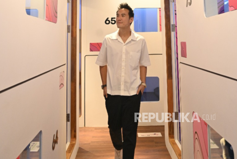 Figur publik Daniel Mananta berpose di lorong CRiB (Cartel in Bobobox). CRiB merupakan hasil kolaborasi antara Bobobox dan Cartel.