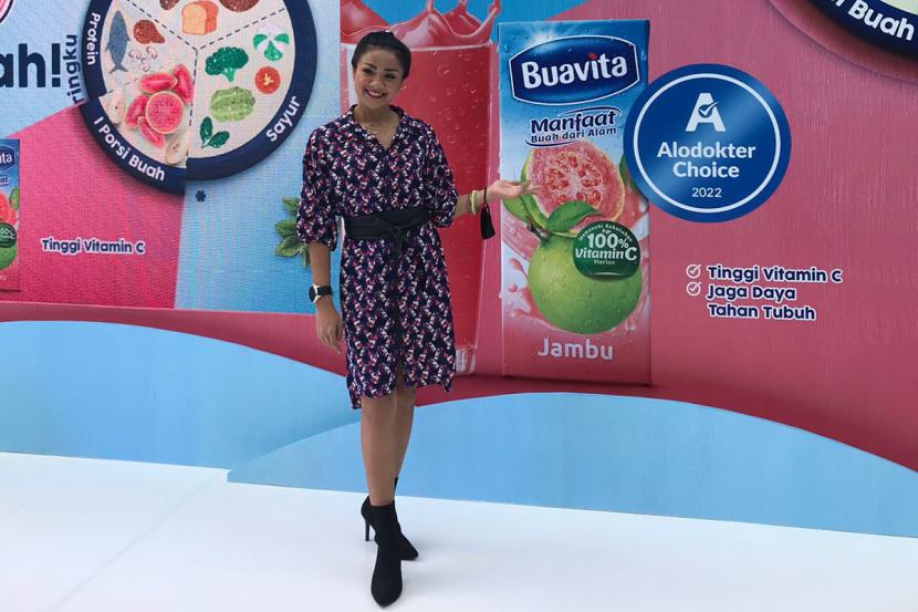 Figur publik Nirina Zubir di acara Buavita di Jakarta, Senin (1/8/2022). Nirina mengaku berteman dengan timbangan untuk menjaga berat badannya.