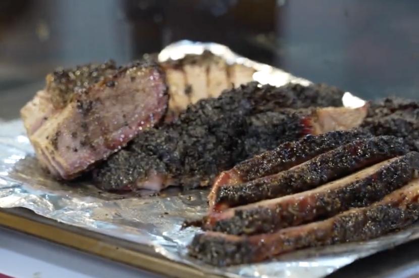 Fikscue memadukan BBQ ala Texas dengan makanan khas Indonesia seperti rendang dan dendeng balado.