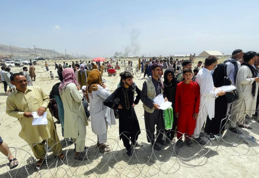 FILE - Dalam arsip foto Selasa 17 Agustus 2021 ini ratusan orang berkumpul di luar bandara internasional di Kabul, Afghanistan. Ratusan warga negara Barat dan pekerja Afghanistan telah diterbangkan ke tempat yang aman sejak Taliban menegaskan kembali kendali atas negara itu.