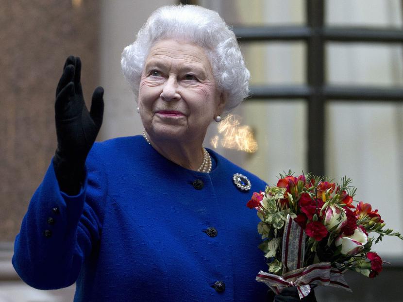  FILE - Dalam file foto Selasa, 18 Desember 2012, Ratu Elizabeth II dari Inggris melihat ke atas dan melambai kepada anggota staf Kantor Luar Negeri dan Persemakmuran saat ia mengakhiri kunjungan resmi yang merupakan bagian dari perayaan Jubilee-nya di London. Ratu Elizabeth II, raja terlama di Inggris dan simbol stabilitas di sebagian besar abad yang penuh gejolak, telah meninggal pada Kamis, 8 September 2022. Dia berusia 96 tahun. 