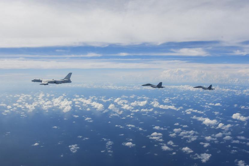 Dalam foto yang dirilis oleh Kantor Berita Xinhua, pesawat Komando Teater Timur Tentara Pembebasan Rakyat China (PLA) melakukan latihan tempur bersama di sekitar Pulau Taiwan, (ilustrasi).