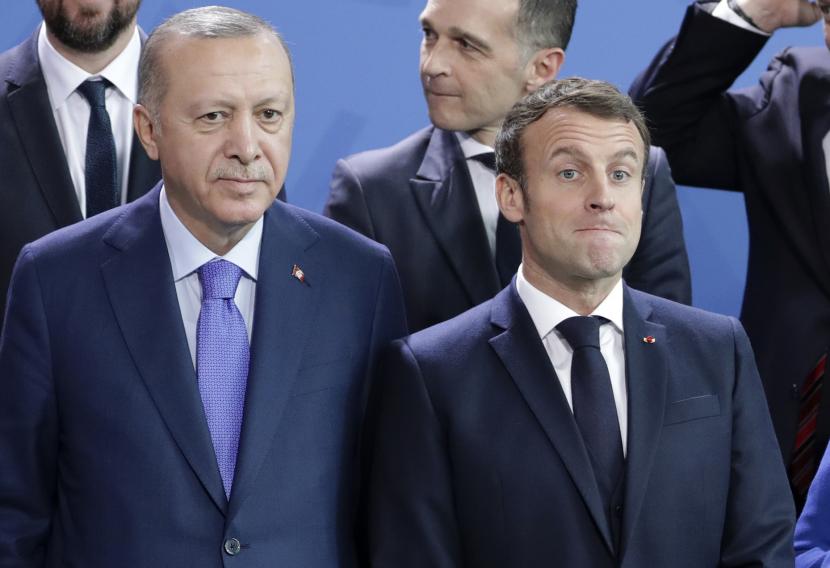 File foto 20 Januari 2020, Presiden Turki Recep Tayyip Erdogan, kiri dan Presiden Prancis Emmanuel Macron berdiri, saat foto bersama pada konferensi tentang Libya di kanselir di Berlin, Jerman. Prancis telah menarik duta besarnya untuk Turki setelah Presiden Turki Recep Tayyip Erdogan mengatakan Presiden Emmanuel Macron membutuhkan perawatan kesehatan mental dan membuat komentar lain yang digambarkan pemerintah Prancis sebagai tindakan kasar yang tidak dapat diterima. Erdogan mempertanyakan kondisi mental timpalan Prancisnya saat mengkritik sikap Macron terhadap Islam dan Muslim. (Foto AP / Michael Sohn, File)