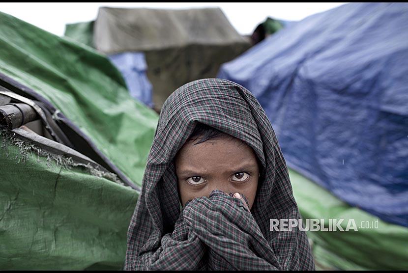 File Foto 26 Juni 2014 Seorang bocah Rohingya menutup wajahnya di kamp Dar Paing, Negara Bagian Rakhine Myanmar.
