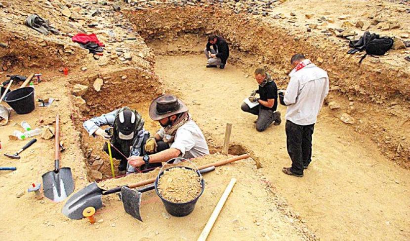 Penelitian Arkeolog Kembali Dilanjutkan di Situs Arab Saudi. File foto menunjukkan arkeolog asing menggali situs Saffaqah di Arab Saudi. Semenanjung Arab adalah rumah bagi beberapa situs kuno yang berusia ribuan tahun.