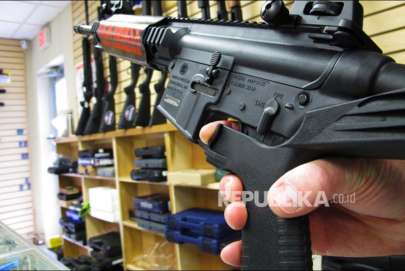 File foto sebuah toko senjata di AS menunjukkan jenis senjata milik penembak yang terlah dimodifikasi sehingga bisa menjadi senjata otomatis penuh.