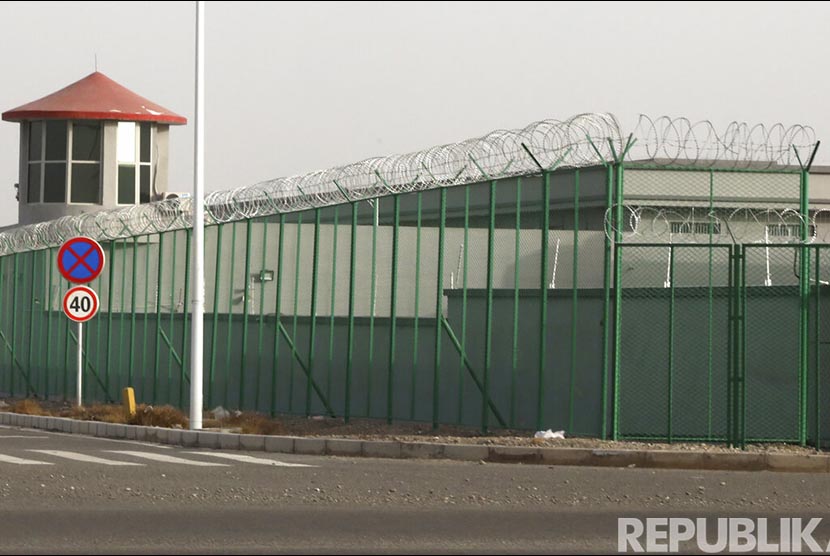 FILE - Foto tertanggal 3 Desember 2018, menunjukkan menara penjaga dan pagar tinggi berkawat duri di sekeliling  kamp konsentrasi di Kunshan Industrial Park. Berdasarkan data yang bocor menyebutkan tempat ini menjadi tempat indoktrinasi di Artux di Xinjiang. 