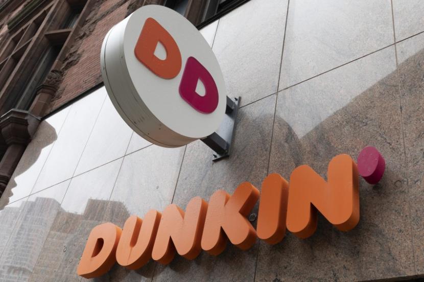 File - Logo Dunkin terlihat di etalase, Jumat, 14 Oktober 2022, di Boston. Program hadiah telah lama menjadi cara bagi merek untuk membangun loyalitas dan mendorong pembelanjaan. 