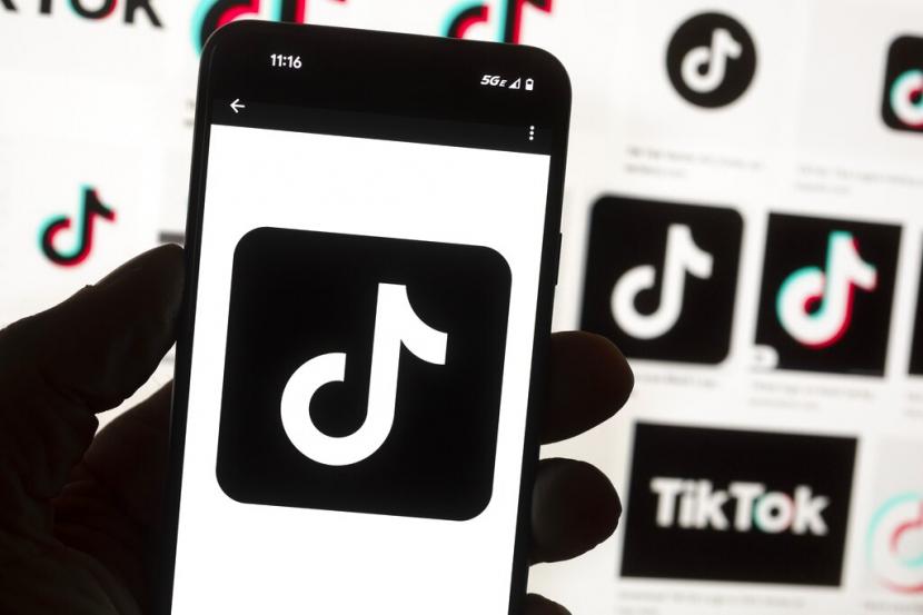 Logo TikTok terlihat di ponsel pada 14 Oktober 2022 di Boston.  CEO TikTok Shou Zi Chew akan muncul di hadapan Komite Energi dan Perdagangan Amerika Serikat (AS) pada 23 Maret mendatang. Tindakan tersebut dilakukan di tengah anggota parlemen sedang meneliti aplikasi berbagi video milik China tersebut.