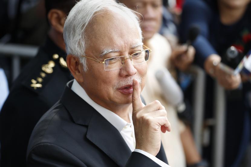 Pengadilan Federal Malaysia telah menolak permohonan mantan perdana menteri Najib Razak untuk membatalkan hukuman penjara 12 tahun terhadapnya dalam kasus korupsi 1Malaysia Development Berhad (1MDB). Keputusan itu menutup peluang bagi Najib untuk kembali berpolitik.