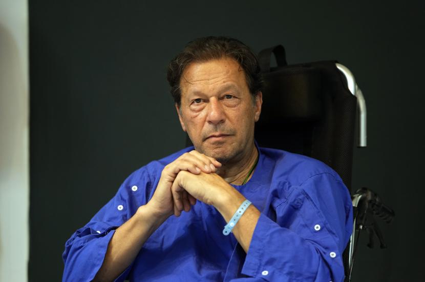  FILE - Mantan Perdana Menteri Pakistan Imran Khan berbicara selama konferensi pers di rumah sakit Shaukat Khanum, tempat dirawat karena luka tembak di Lahore, Pakistan, pada 4 November 2022. Petugas penegak hukum Pakistan membawa surat perintah penahanan ke kediaman mantan Perdana Menteri Imran Khan.