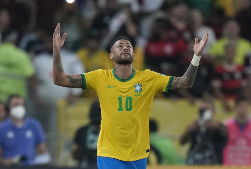  FILE - Neymar Brasil merayakan setelah mencetak gol pembuka timnya dari titik penalti selama pertandingan sepak bola kualifikasi untuk Piala Dunia FIFA Qatar 2022 melawan Chili di stadion Maracana di Rio de Janeiro, Brasil, Kamis, 24 Maret 2022. 