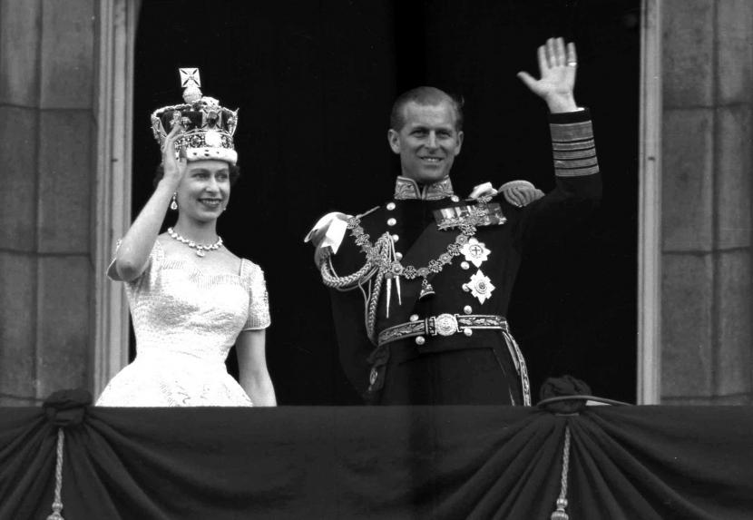  FILE - Pada bulan Juni ini. 2, 1953 file foto, Ratu Inggris Elizabeth II dan Pangeran Philip, Duke of Edinburgh melambai kepada para pendukung dari balkon di Istana Buckingham, setelah penobatannya di Westminster Abbey, London. Ratu Elizabeth II, raja paling lama memerintah Inggris dan batu stabilitas di sebagian besar abad yang bergejolak, telah meninggal. Dia berusia 96 tahun. Istana Buckingham membuat pengumuman dalam sebuah pernyataan pada Kamis 8 September 2022. 
