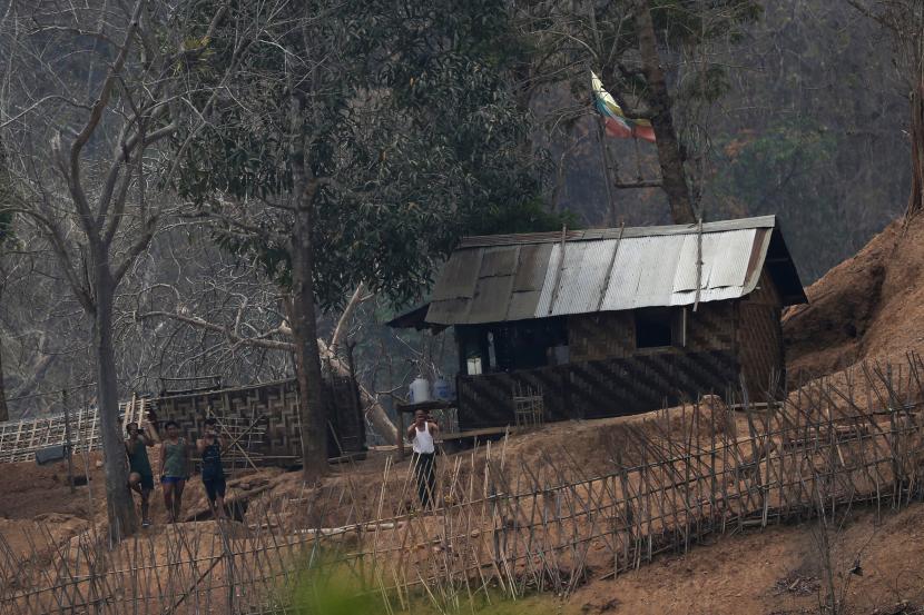 FILE - Pada file foto 30 Maret 2021 ini, tentara Myanmar berdiri di sebuah kamp tentara kecil di sepanjang tepi sungai dekat perbatasan Myanmar dan Thailand. Gerilyawan etnis Karen mengatakan mereka merebut pangkalan militer Myanmar pada Selasa, 27 April 2021 .