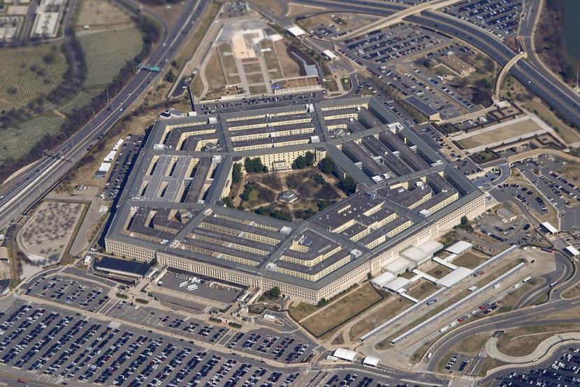 FILE - Gedung Pentagon terlihat dari Air Force One saat terbang di atas Washington, 2 Maret 2022. 