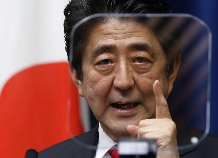  FILE - Perdana Menteri Jepang Shinzo Abe berbicara selama konferensi pers di kediaman resminya di Tokyo pada 20 Maret 2014. Mantan Perdana Menteri Jepang Abe, seorang tokoh konservatif yang memecah belah dan salah satu tokoh paling kuat dan berpengaruh di negaranya, meninggal dunia setelah ditembak saat pidato kampanye Jumat, 8 Juli 2022, di Jepang barat, kata pejabat rumah sakit. 