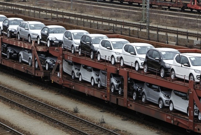 Barisan mobil baru di pabrik Volkswagen di Munich, Jerman (ilustrasi). Penjualan mobil listrik di Eropa melonjak meski dunia tengah diselimuti pandemi Covid-19.
