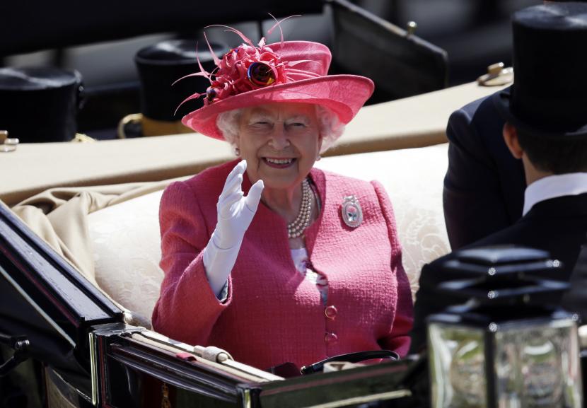  FILE - Ratu Inggris Elizabeth II tiba pada hari ketiga pertemuan pacuan kuda Royal Ascot, yang secara tradisional dikenal sebagai Ladies Day, di Ascot, Inggris, Kamis, 21 Juni 2018. Pacuan kuda adalah olahraga favorit Ratu Elizabeth II. Dia pertama kali menunggang kuda pada usia 3 tahun dan akan mewarisi peternakan dan balap dari ayahnya, Raja George VI, ketika dia naik takhta pada tahun 1952. 