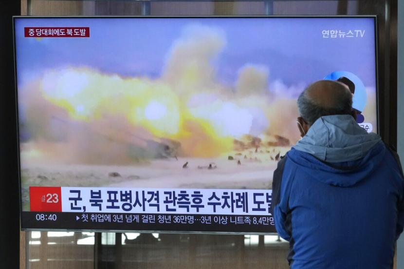  FILE - Sebuah layar TV menunjukkan gambar file latihan militer Korea Utara selama program berita di Stasiun Kereta Api Seoul di Seoul, Korea Selatan, Rabu, 19 Oktober 2022. Korea Utara (Korut) mengatakan mereka menembakan 130 selongsong peluru artileri ke laut di pantai timur dan baratnya.