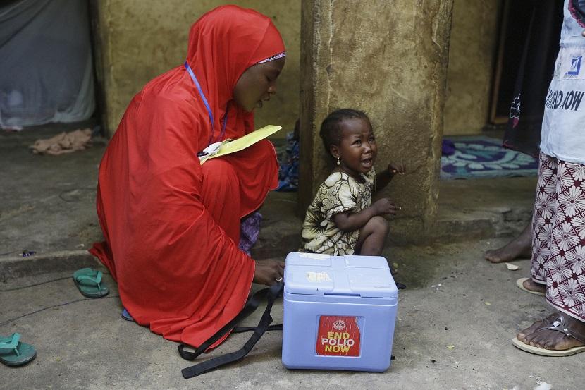 FILE - Seorang anak menangis setelah diberi vaksin polio selama latihan vaksinasi dari rumah ke rumah di Maiduguri, Nigeria, pada 28 Agustus 2016. Pejabat kesehatan di Burundi pada Jumat 17 Maret 2023 telah mengumumkan wabah polio terkait dengan vaksin, pertama kali penyakit lumpuh telah terdeteksi di negara Afrika timur selama lebih dari tiga dekade. Di seluruh Afrika, ada lebih dari 400 kasus polio tahun lalu yang terkait dengan vaksin oral, termasuk Kongo, Nigeria, Ethiopia, dan Zambia.
