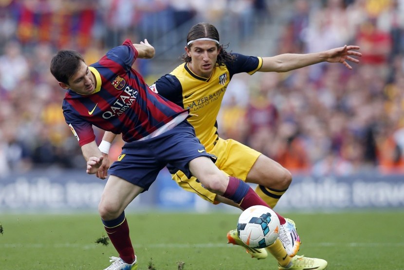 Filipe Luis saat berebut bola dengan Lionel Messi.