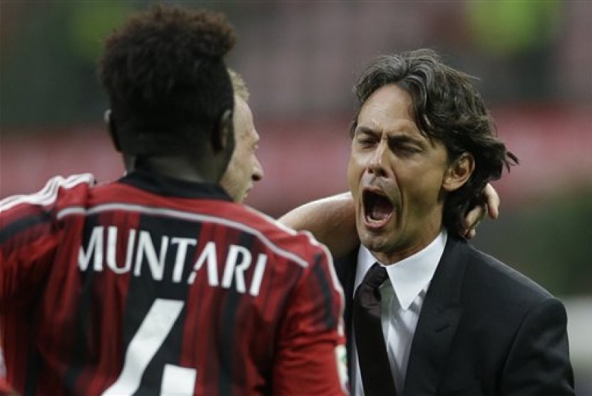 Filippo Inzaghi (kanan) merayakan gol Sulley Muntari ke gawang Parma.