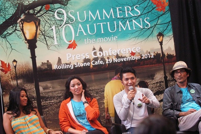 FILM 9 SUMMERS 10 AUTUMNS - Pemeran film 9 Summers 10 Autumns (Dari Kiri Ke Kanan) Dira Sugandi, Agni Pratisha, Ihsan Tarore dan Alex Komang dalam konferensi pers film 9 Summers 10 Autumns di Rolling Stone Cafe, Jakarta, Kamis (29/11).