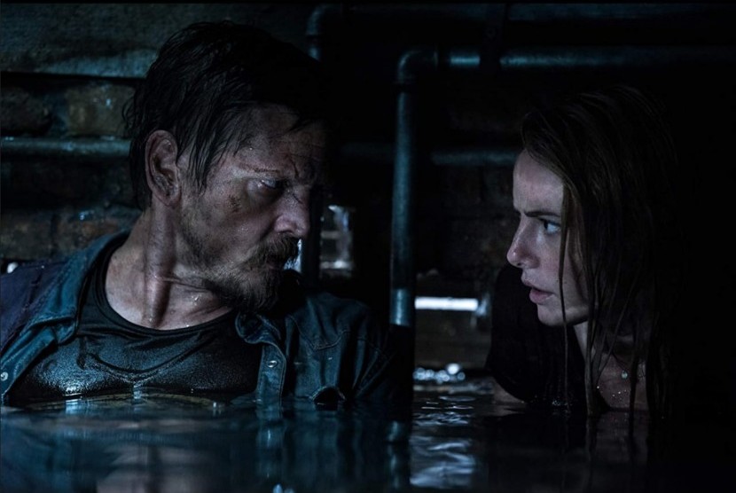 Kaya Scodelario (kiri) dan Barry Pepper dalam film Crawl.