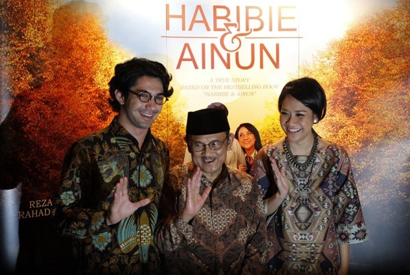 FILM HABIBIE & AINUN. Presiden ke-3 RI Bacharuddin Jusuf Habibie (tengah) bersama aktor pemeran Habibie, Reza Rahadian (kiri) dan aktris pemeran Ainun, Bunga Citra Lestari (kanan) berfoto bersama seusai menyaksikan tayangan perdana dari film 