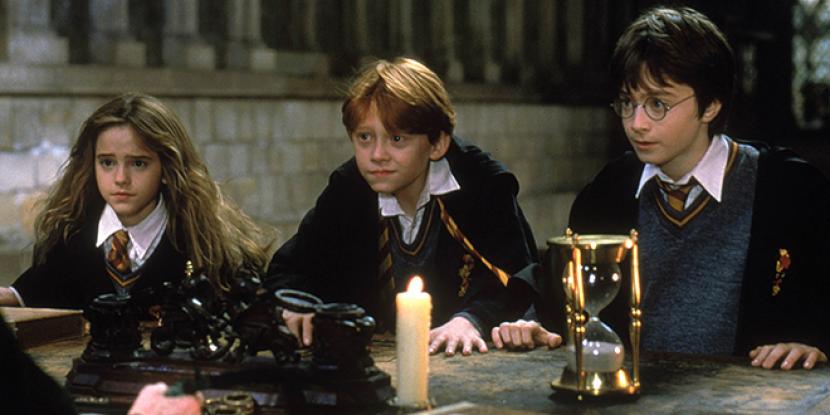 Pemeran Harry Potter (kanan), Hermione (kiri), dan Ron (tengah). Ketiganya mengucapkan duka atas meninggalnya pemeran Dumbledore, Michae